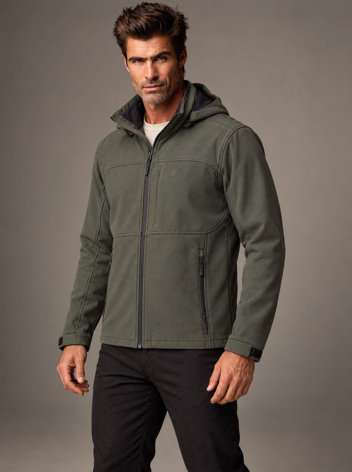 Chamarra Softshell con Gorro Caballero Vertical Eagle – Verde Olivo – frente